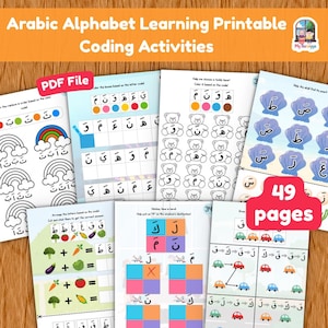 Op de afbeelding: Een 49-pagina tellend printbaar PDF-bestand voor het leren van het Arabische alfabet met codeeractiviteiten. De pagina's bevatten werkbladen met regenbogen, teddyberen, schelpen, groenten en auto's, gecombineerd met Arabische letters.