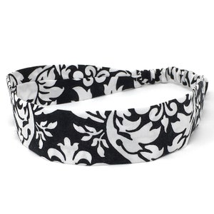 Puede incluir: Diadema con estampado en blanco y negro con banda elástica.
