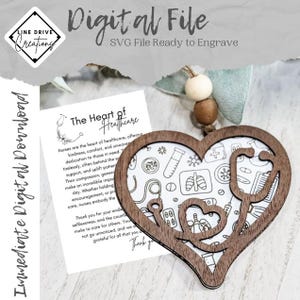 Op de afbeelding: Houten hartvormig ornament met een stethoscoopontwerp en medische symbolen, met de tekst "The Heart of Healthcare". Een digitaal bestand, klaar om te graveren.