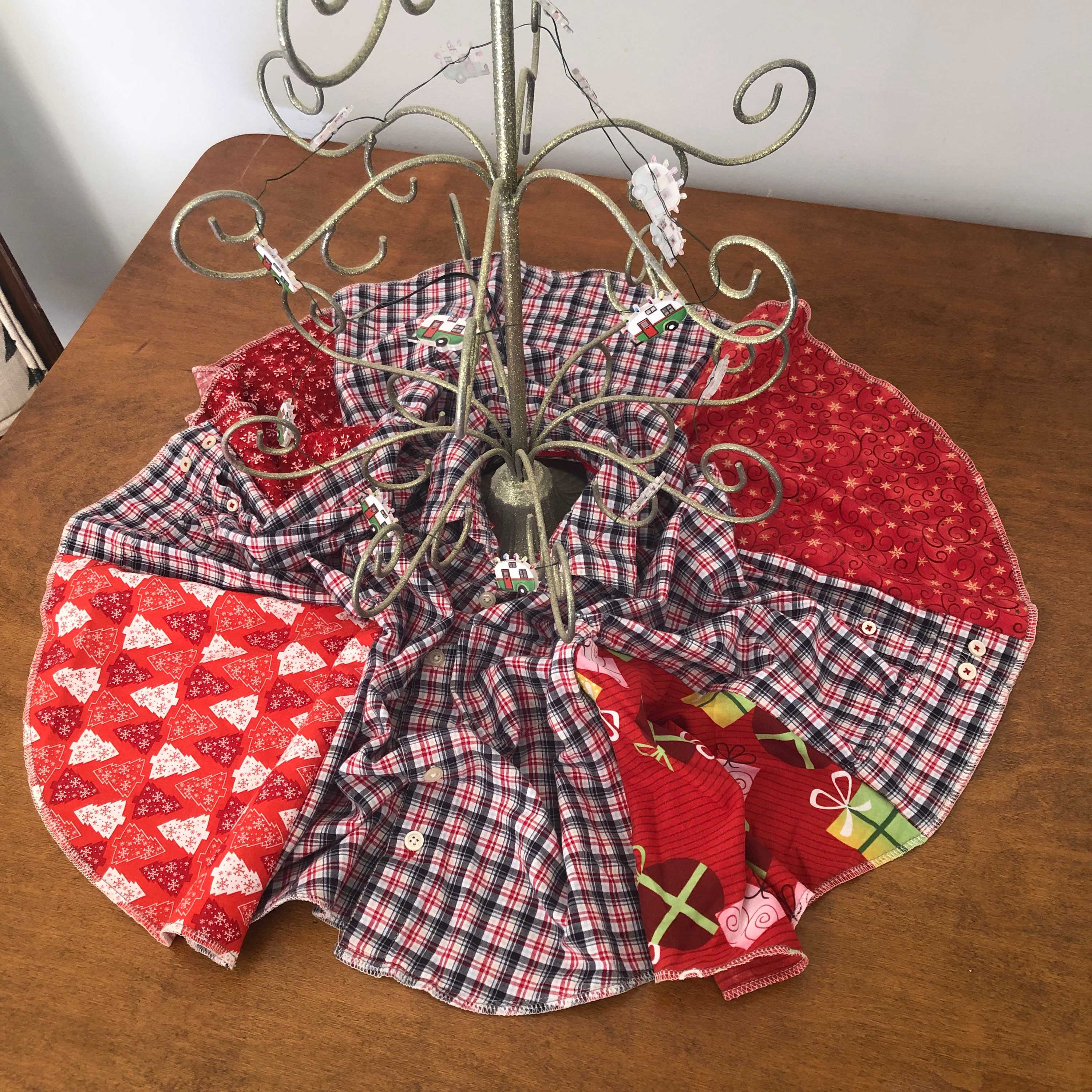 36 Stunning DIY Christmas Tree Decoration Ideas 14 Christmas tree skirt from plaid flannel shirt and fabric scraps