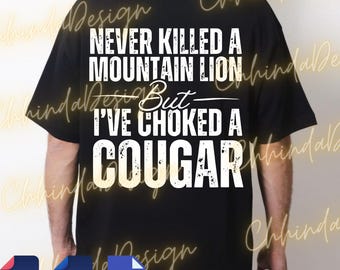 Peut inclure: T-shirt noir avec l'inscription blanche : "NEVER KILLED A MOUNTAIN LION But I'VE CHOKED A COUGAR". Le t-shirt a un col rond et des manches courtes. Le design comprend des icônes de fichiers PNG, SVG et PSD.