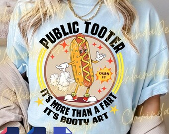 Pode incluir: Camiseta azul clara com um desenho de cachorro-quente de desenho animado. O desenho inclui o texto "PUBLIC TOOTER" acima do cachorro-quente e "IT'S MORE THAN A FART IT'S BOOTY ART" abaixo. O cachorro-quente está usando sapatos.