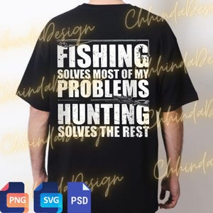Può includere: T-shirt nera con testo bianco: "FISHING SOLVES MOST OF MY PROBLEMS HUNTING SOLVES THE REST". Il design include una canna da pesca e un fucile. Un capo d'abbigliamento casual.
