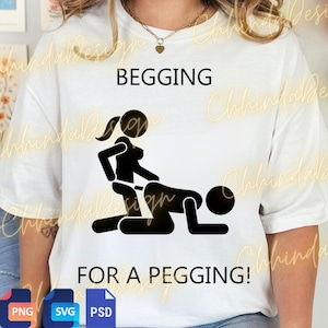 以下が含まれることがあります： 「BEGGING FOR A PEGGING！」の文字が上下に配置された白いTシャツ。黒い棒人間2人が性的な体位をとるグラフィックが描かれています。Tシャツはクルーネックで半袖です。