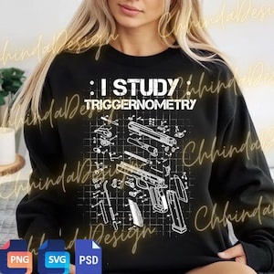 Puede incluir: Sudadera negra con un gráfico blanco de una pistola desmontada y el texto "I STUDY TRIGGERNOMETRY". El diseño incluye esquemas detallados de los componentes del arma de fuego, sobre un fondo de cuadrícula.