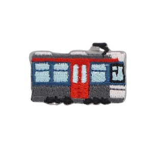 Könnte beinhalten: Ein gestickter Aufnäher, der einen grauen und roten Straßenbahnwagen mit blauen Fenstern zeigt.