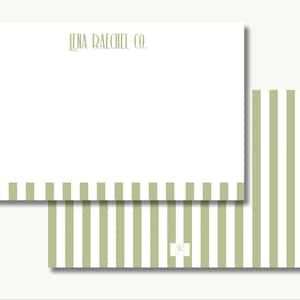 Puede incluir: Juego de papelería blanco con un diseño a rayas en verde oliva y blanco. La tarjeta superior presenta el texto "LENA RAECHEL CO." en una fuente verde oliva a juego. El juego incluye una tarjeta y un sobre.