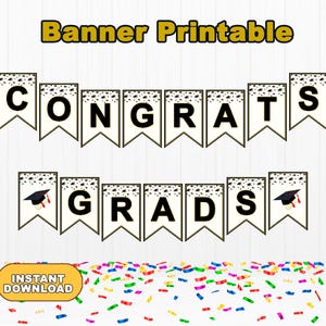 Puede incluir: Una pancarta imprimible con gorros de graduación negros y blancos sobre un fondo blanco. La pancarta dice "Congrats Grads" en letras negras con contorno dorado.
