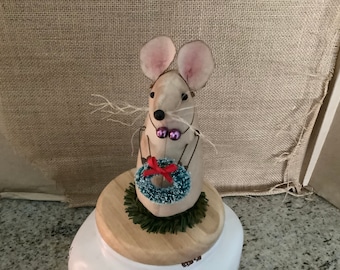 CHRISTMAS MOUSE with WREATH-Shelf Sitter-Prim Decor