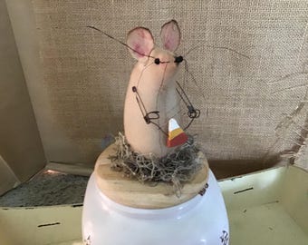 PRIMITIVE MOUSE With Candy Corn-Fall Decor-HALLOWEEN