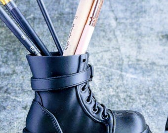 Gothic Boat Pen Holder 3D Printed | Skull Brush Holder | Gothic Aesthetic Desk Decor | Black and Pink | Alternative Decor