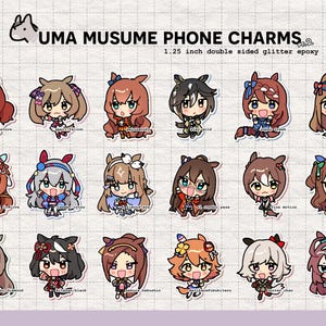 Könnte beinhalten: UMA MUSUME Handy-Anhänger mit 3,18 cm großen, doppelseitigen Glitzer-Epoxidharz-Designs. Das Bild zeigt verschiedene Anime-Charaktere mit einzigartigen Frisuren und Outfits. Jeder Anhänger hat eine eigene Farbpalette, mit Textetiketten.