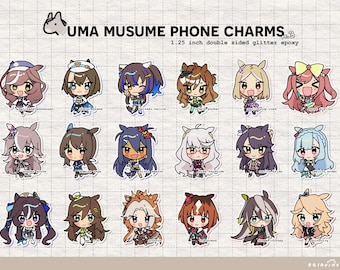 Könnte beinhalten: UMA MUSUME Handy-Anhänger mit verschiedenen Charakteren im Anime-Stil. Jeder doppelseitige Glitzer-Epoxid-Anhänger ist 3,18 cm groß. Das Bild enthält den Text "UMA MUSUME PHONE CHARMS" und die Namen der Charaktere.