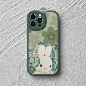 Vitt iPhone-skal med kanin och blommigt motiv: Söt grön öronkåpa med kanin och lapptäcke i läder med telefonmotiv
