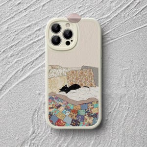Capa para iPhone com estampa de gato preto em patchwork: capa de couro aconchegante e colorida para presentear seu pet.