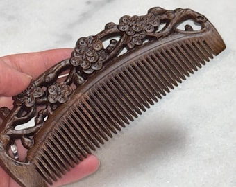 Handgeschnitzter Sandelholzkamm, natürlicher antistatischer Holzkamm, graviertes Blumenmuster, breiter Zahnkamm für alle Haartypen, Geschenk im Vintage-Stil