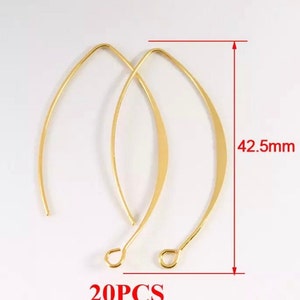 Puede incluir: Veinte aros para pendientes de alambre de color dorado, de 42,5 mm de largo.