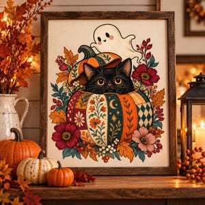 Op de afbeelding: Een ingelijste kunstdruk met een zwarte kat die uit een decoratieve pompoen met verschillende patronen kijkt. Een kleine witte geest zweeft erboven, omringd door kleurrijke herfstbladeren, rode bessen en diverse bloemmotieven.