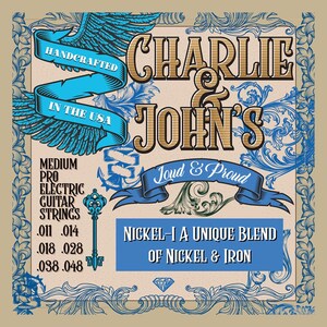 Op de afbeelding: Een vintage-stijl illustratie van gitaarsnaren met de tekst "Charlie & John's" in een gouden lettertype. De tekst "Loud & Proud" staat in een kleiner lettertype onder de hoofdtekst. De tekst "Nickel-I A Unique Blend of Nickel & Iron" staat in een blauwe box onderaan de afbeelding.