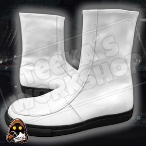 Puede incluir: Par de botas blancas con suela negra. Las botas tienen un diseño liso con punta redondeada y altura media pantorrilla. Las botas están hechas de un material suave y tienen un detalle de costura.