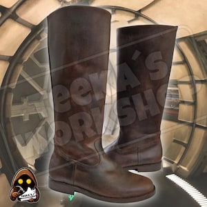 Puede incluir: Un par de botas de cuero marrón de caña alta con punta puntiaguda y tacón bajo.