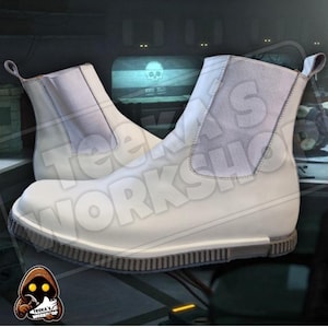 Könnte beinhalten: Weiße Stiefeletten mit grauer Gummisohle. Die Stiefel haben ein Schlupfdesign und eine spitze Zehenpartie.