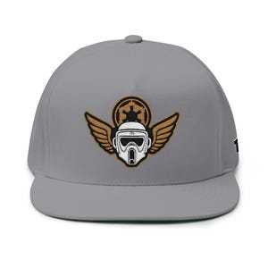 Puede incluir: Gorra de béisbol gris de ala plana con un diseño de casco de Stormtrooper blanco y negro con alas doradas y un emblema circular. La gorra tiene una parte inferior verde y el número "1" en el lateral.