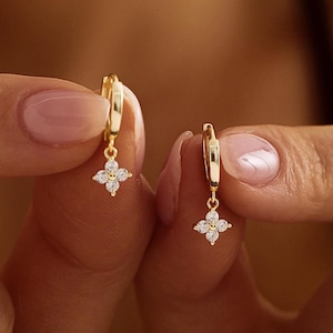 Aros minimalistas con flores, pendientes colgantes de diamantes dorados, delicados pendientes de aro, regalos de dama de honor para mamá, regalos de cumpleaños para ella.