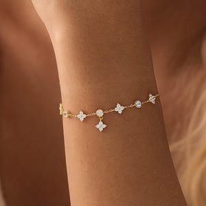 Dainty Flower Bracelet, Silver/Gold Floral Bracelet for Women, Minimalist Charm Bracelet, Birthday Gift, Bridesmaid Gift, Mother's Day Gift