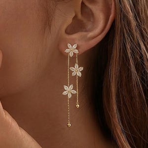Zierliche Blumen Tropfen Ohrringe, Lange Blumen Baumeln Ohrringe, Elegante CZ Dreifach Blumen Ohrringe, Brautjungfer Geschenke, Geburtstagsgeschenke, Geschenke für Sie