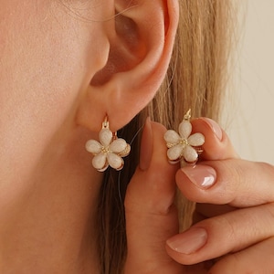 Flower and Pearl Earrings, White Floral Pearl Stud Earrings, Elegant Jewelry, Dainty Flower Earrings, Wedding Earrings, Gifts for Her