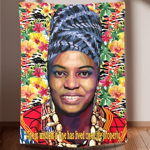 Peut inclure: Une tapisserie colorée représentant le portrait d'une femme portant un turban à motifs bleus. L'arrière-plan est un motif floral vibrant avec un motif zèbre. La citation "L'âge est la sagesse si l'on a vécu sa vie correctement" est imprimée en bas.