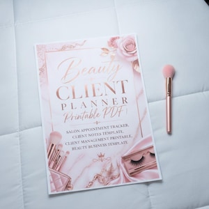 Peut inclure: Un document PDF imprimable Beauty Client Planner avec du texte en or rose, des motifs floraux et des illustrations de maquillage, accompagné d'un pinceau de maquillage au manche or rose et aux poils roses placé à droite de la page.