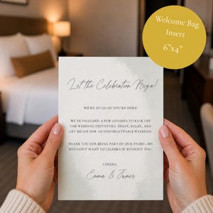 Peut inclure: Un carton d'insertion de sac de bienvenue, 15cm x 10cm, avec le texte "Let the Celebration Begin!" en écriture élégante. L'insert comprend un message de bienvenue et de remerciement, parfait pour les invités de mariage. Le fond a un effet doux, semblable à une aquarelle.