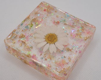 Decorative resin art, floral resin art, Mother's day gift, preserved flower, daisy art, resin art, desk accessories, floral art, flower art