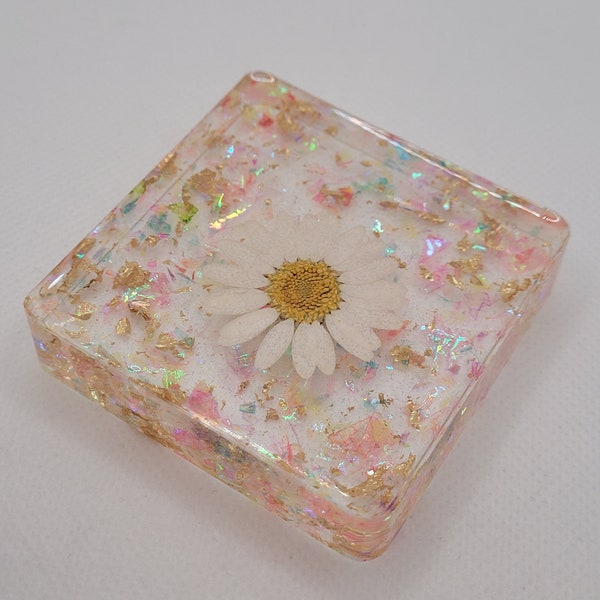Decorative resin art, floral resin art, Mother's day gift, preserved flower, daisy art, resin art, desk accessories, floral art, flower art