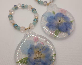 Floral Christmas ornaments, resin Christmas ornaments, holiday decorations, dried flowers, pressed flower ornaments, beaded ornaments