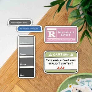 Op de afbeelding: Een set van vier stickers met verschillende ontwerpen. De eerste sticker is een tekstballon met de tekst "that book looks smutty..." De tweede sticker is een tekstballon met de tekst "that would be correct, yes." De derde sticker is een roze sticker met de tekst "This Kindle is Rated R" en een grote letter "R" in de linkerbovenhoek. De vierde sticker is een groene sticker met de tekst "Let op: This Kindle contains explicit content" en drie rode pepers.