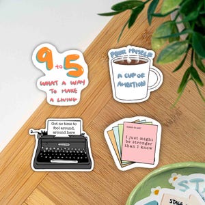 Pegatina de teatro del musical "De 9 a 5" de Dolly Parton. Cita para el teatro "De 9 a 5". Regalos para actores en la noche del estreno. Regalos de cierre para amantes del teatro.