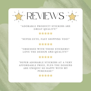 Pu&ograve; includere: Grafica rettangolare bianca con la parola "REVIEWS" in nero. La grafica include recensioni dei clienti con valutazioni a stelle. Le recensioni menzionano la qualit&agrave;, il design e l'accessibilit&agrave; degli adesivi.