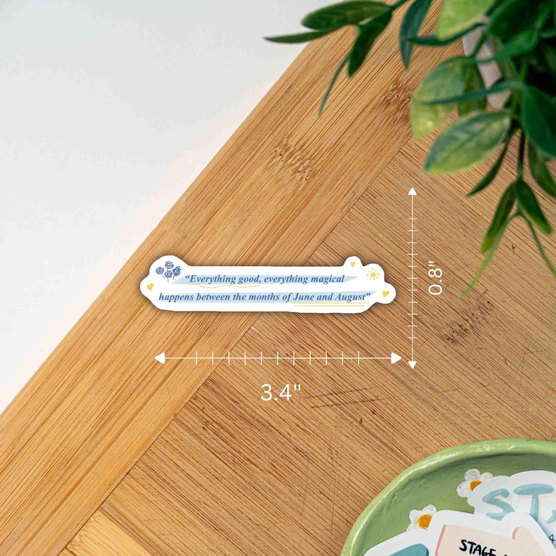 Pu&ograve; includere: Un adesivo bianco con la scritta "Everything good, everything magical happens between the months of June and August." L'adesivo &egrave; lungo 8,6 cm e largo 2 cm. L'adesivo ha un design blu e giallo.
