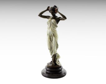 Escultura de bronce patinado de una ninfa encantadora, gran estatua de bronce sobre base de mármol, figura artística de estilo clásico, ideal como regalo de diseño de interiores.