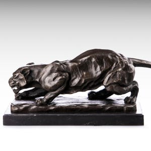 Grande escultura de bronze de pantera rastejante, estátua de bronze pesada, base de mármore, estatueta animal, arte moderna de meados do século, leopardo, presente de inauguração de casa