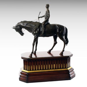 Große Bronze Pferdeskulptur Holzsockel, Jockey auf Pferd Bronze Statue, Tierfigur Bronze Pferd Statue Antike personalisierte Geschenkidee