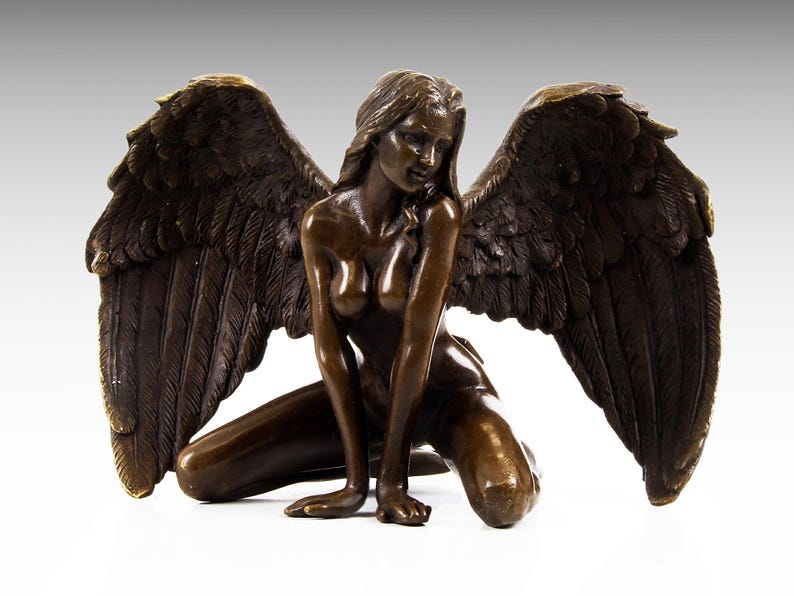 Puede incluir: Una escultura de bronce de un &aacute;ngel arrodillado con grandes alas. El &aacute;ngel est&aacute; desnudo y tiene el pelo largo. La escultura es detallada y realista.