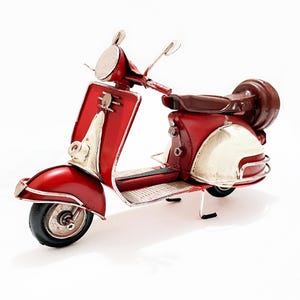 Red Scooter Metal Model Vintage Vespa Scale Model, Handmade Motorbike Replica Motorcycle Miniature Metal Sculpture Retro Toy Gift Home Decor