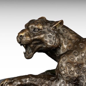 Escultura de bronze de pantera Estátua moderna de bronze sólido em base de mármore, estatueta de animal leopardo deitado estilo art déco, presente premium grande gato selvagem