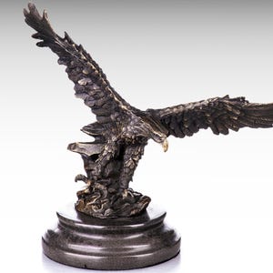 Bronze Eagle Statue Bronze Sculpture, Modern Bronze Statue on Marble Base, Animal Figurine Art Flying Eagle Apartment Decor Wild Bird Gift