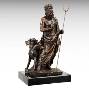 Puede incluir: Escultura de bronce del dios griego Hades, sosteniendo un tridente y acompañado por su perro de tres cabezas Cerbero. La escultura está sobre una base de mármol negro.