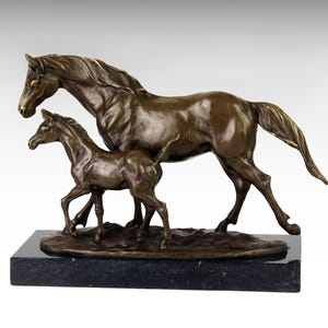 Gran escultura de bronce de caballo y potro sobre base de mármol, estatua de bronce de caballos, figura de animal, arte moderno, diseño de interiores, idea de regalo de cumpleaños